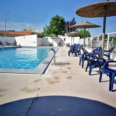 Bungalow De 3 Chambres A Meschers Sur Gironde Avec Terrasse Amenagee A 2 Km De La Plage *